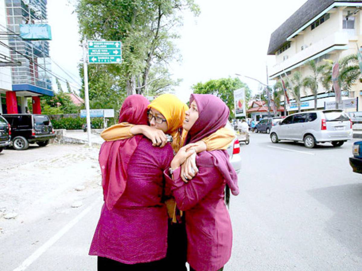 Violento sismo frente a Indonesia desencadena efímera alerta de tsunami