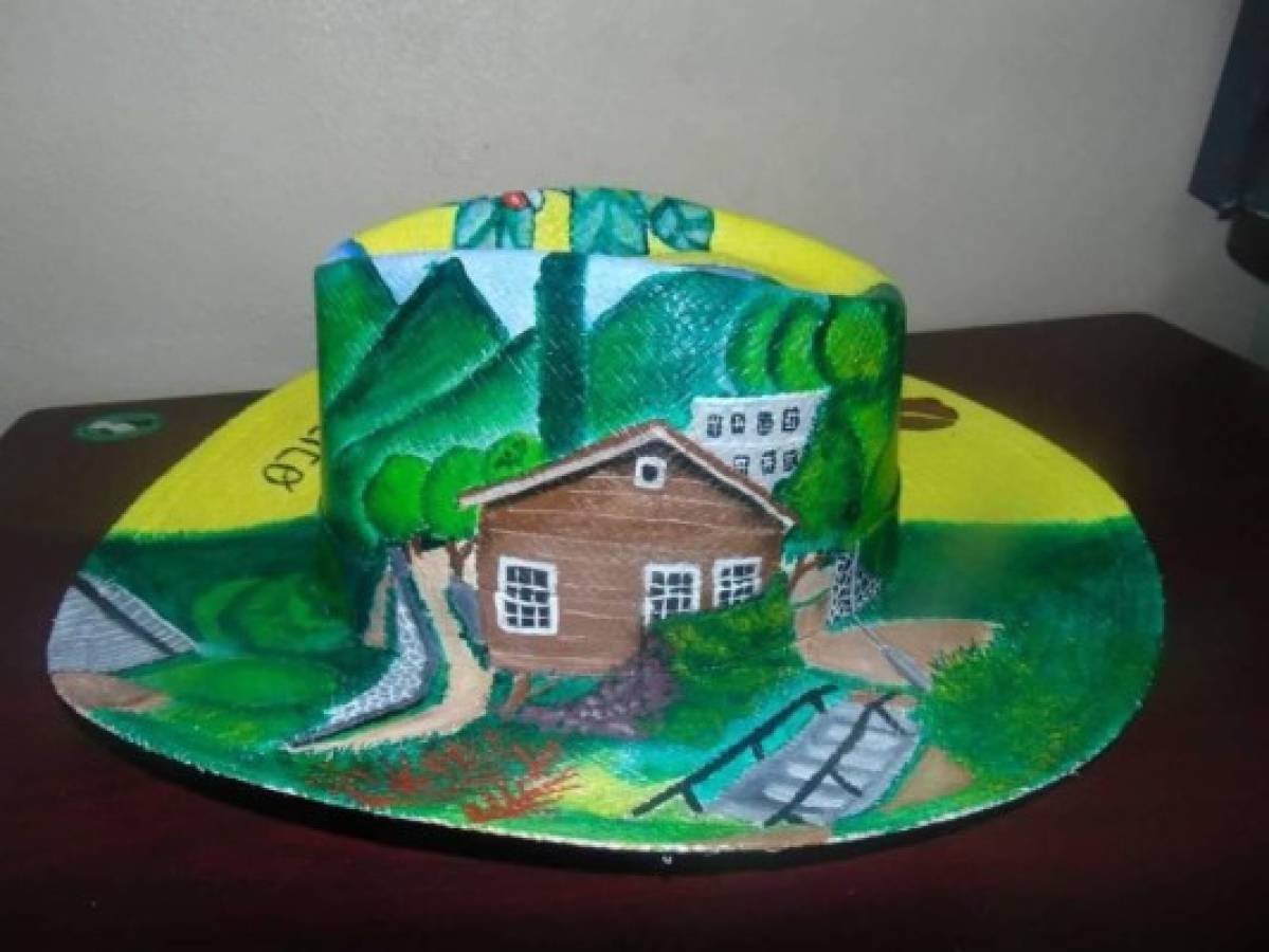 San Juancito ofrece sombreros con pinceladas de flora y fauna