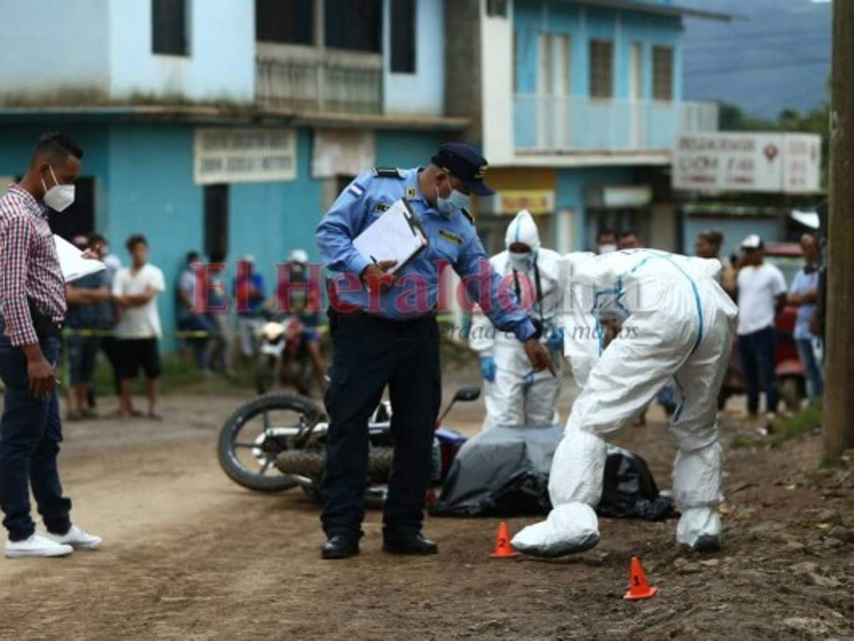Miembros de la Dirección Policial de Investigaciones (DPI) realizan las indagaciones del crimen en la colonia Australia. Foto: Emilio Flores/EL HERALDO.
