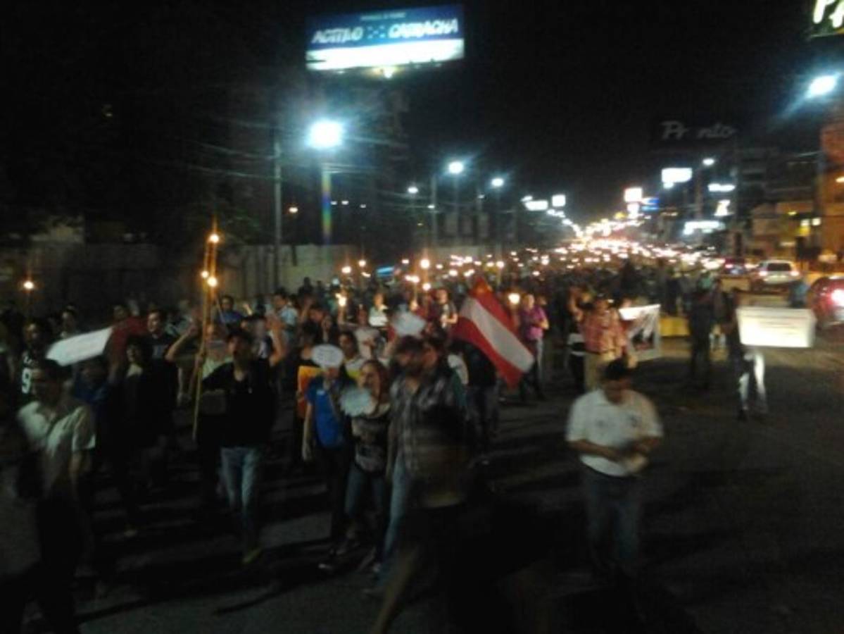 Marcha de antorchas contra saqueadores de IHSS