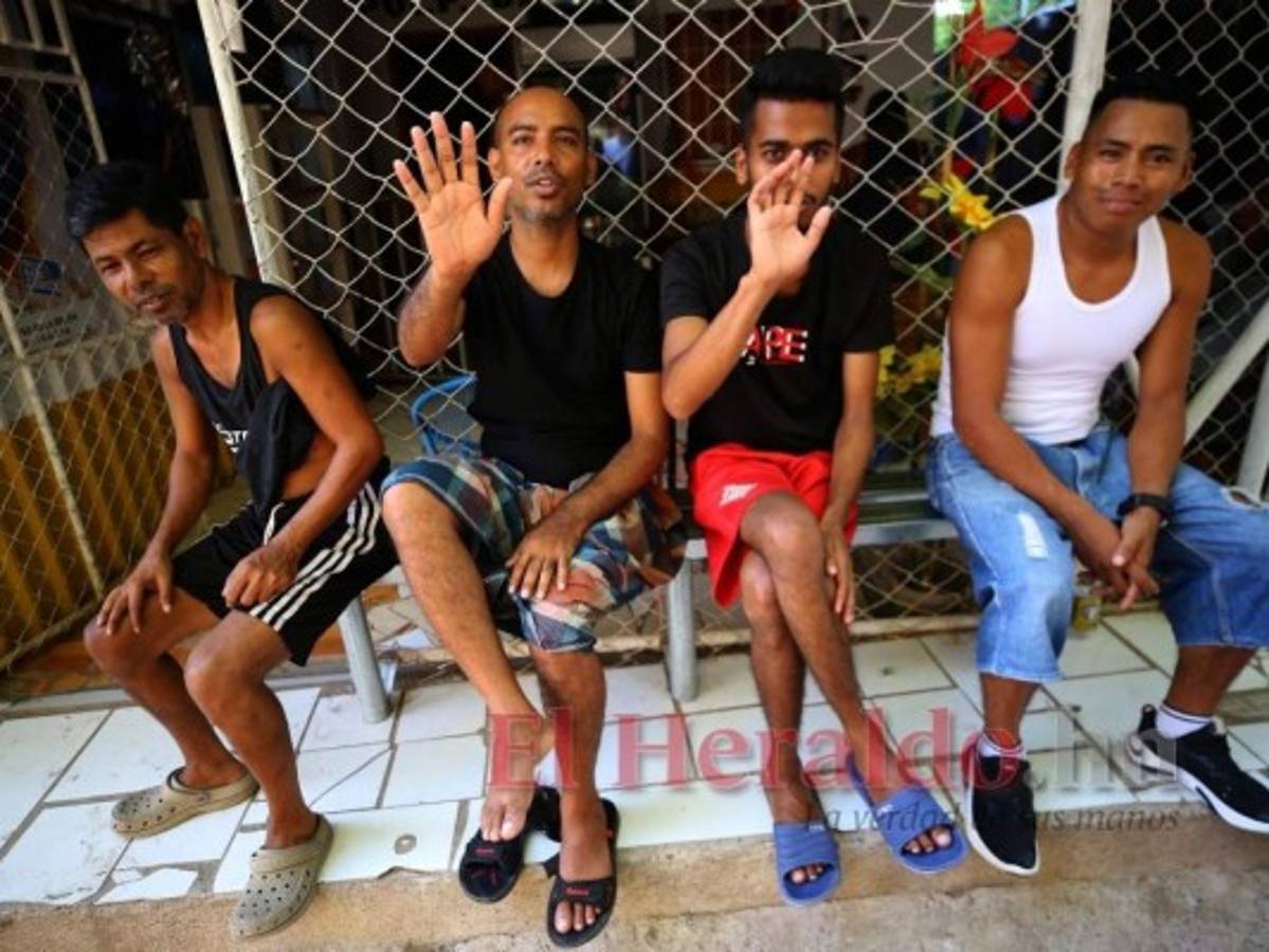 Estos ciudadanos de Bangladesh corrieron a esconderse luego de ser captados por el lente de EL HERALDO. Foto: Jhony Magallanes/El Heraldo