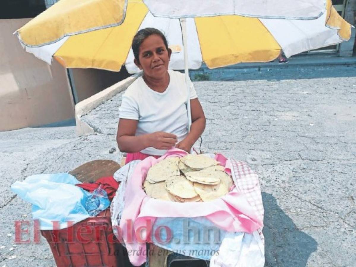 Suyapa Funes vende tortillas en la entrada de la 3 de Mayo.