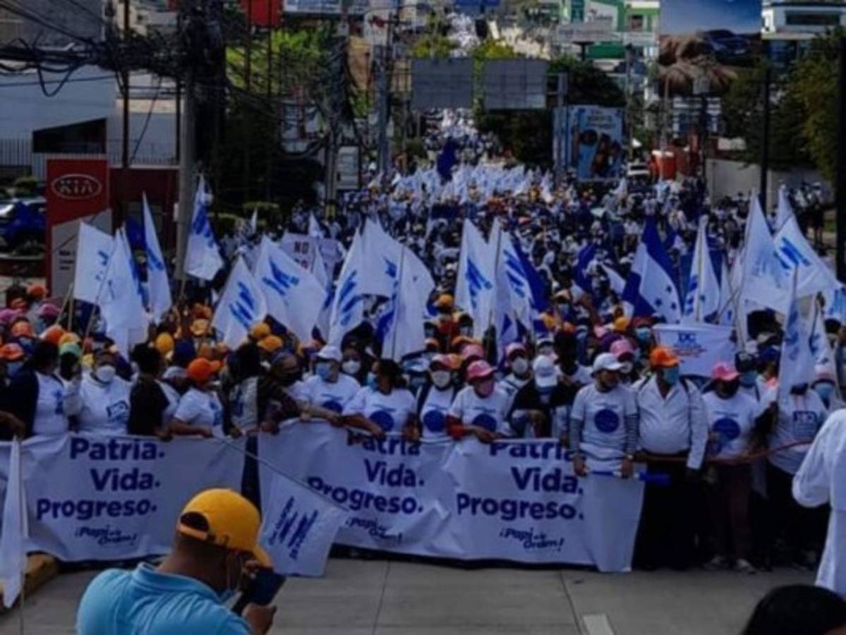 En imágenes: Nacionalistas dicen 'no al aborto' en concurrida movilización