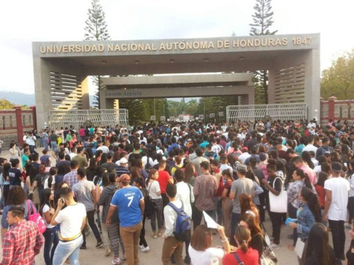 Estudiantes aspiran ingresar a la Universidad Nacional Autónoma de Honduras