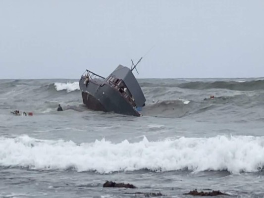 Justicia de EEUU presenta cargos contra capitán de barco accidentado con migrantes