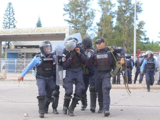 Otro miembro de la Policía Antimotines es trasladado a un lugar seguro tras ser herido. Foto: David Romero/EL HERALDO.