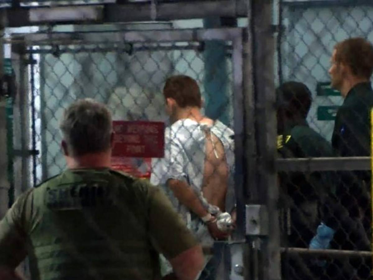Inculpan por 17 asesinatos con premeditación a joven que atacó escuela en Florida