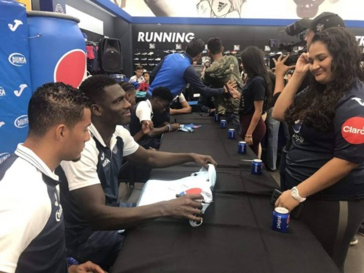 Motagua comparte con su afición previo al inicio de semifinales