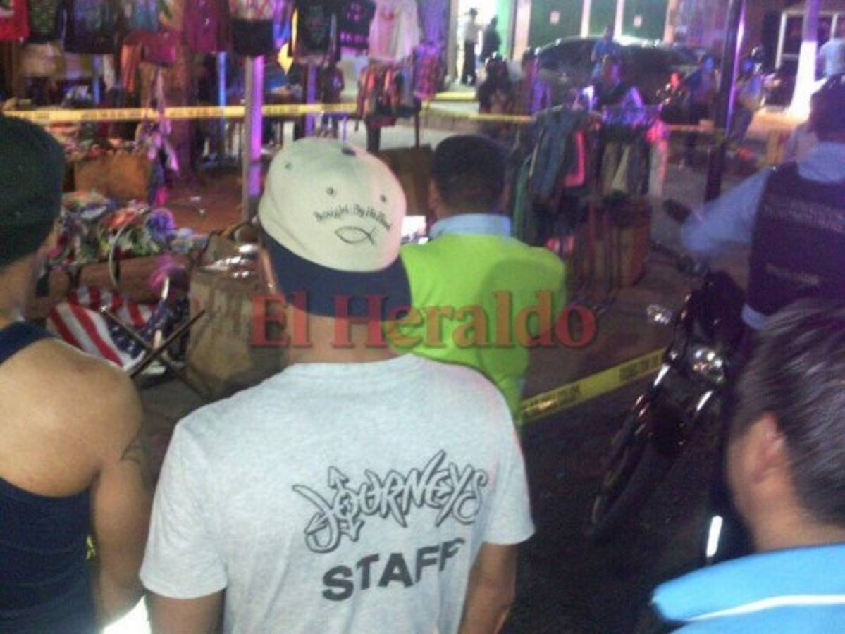 Varios vecinos del sector se aglomeraron en la escena del crimen. La zona fue acordonada por miembros de Medicina Forense.