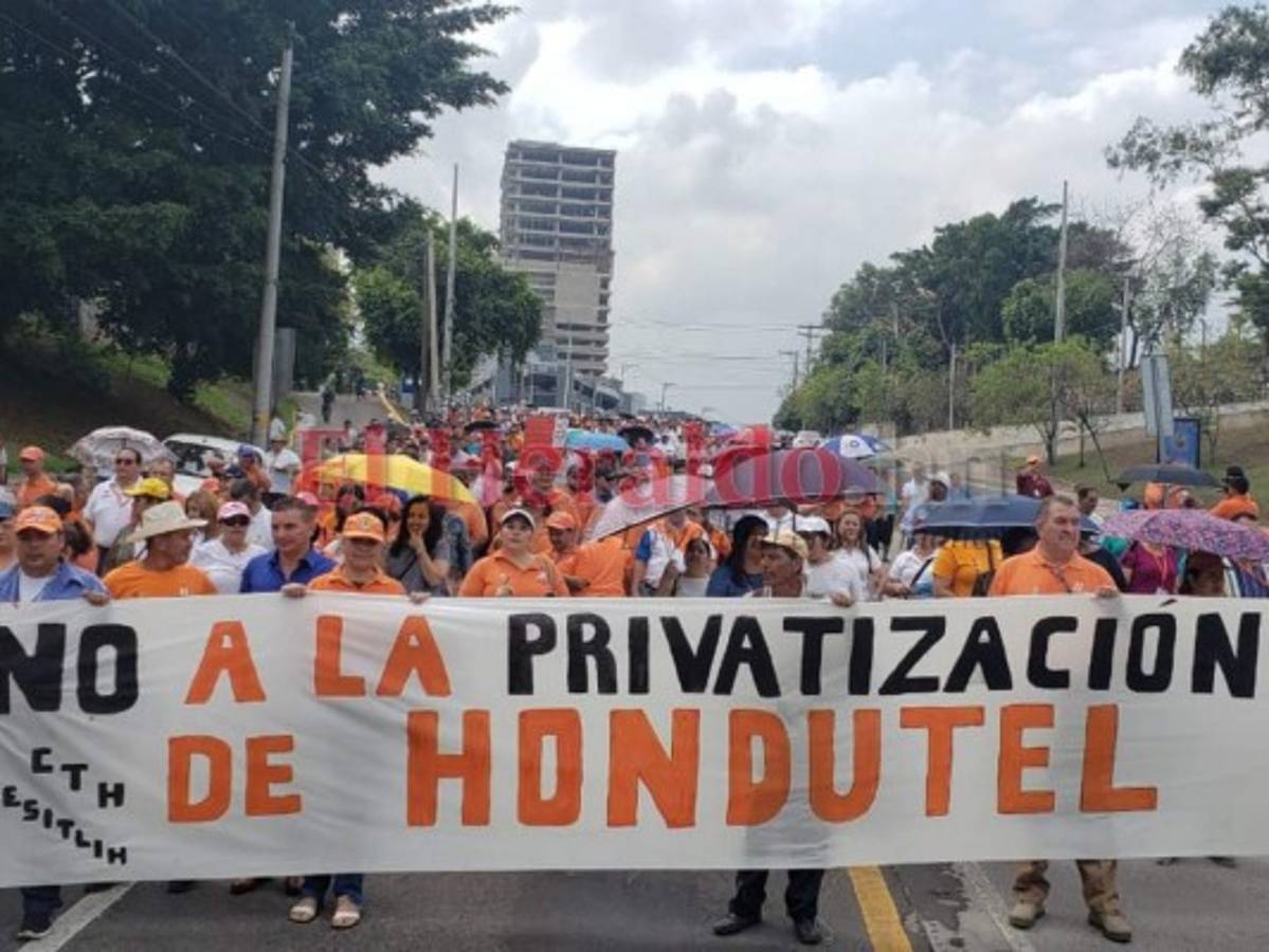 Empleados de Hondutel realizan protesta por crisis financiera de la estatal