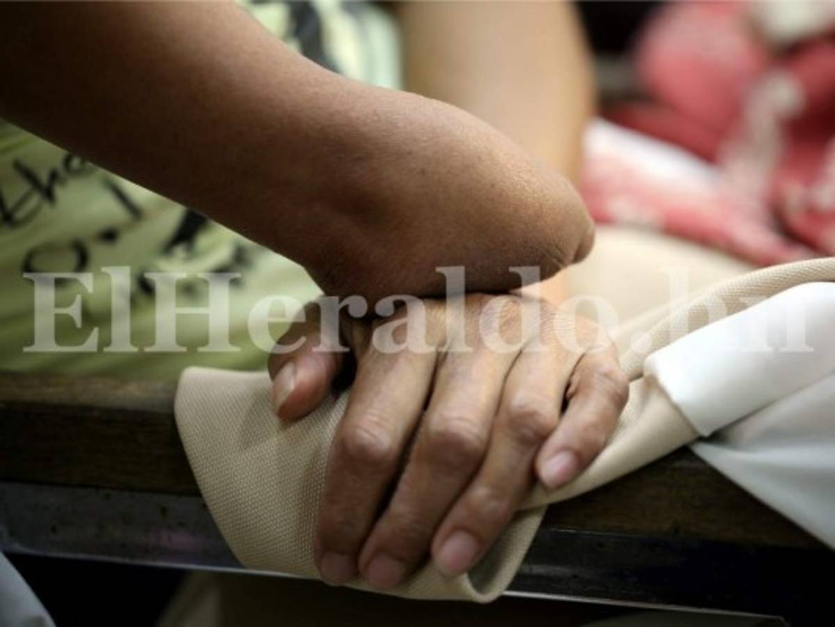 Nora Gálvez, la hondureña que superó las limitantes y confecciona con soltura finas cortinas