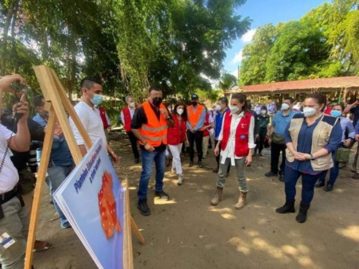 El ministro de Educación le muestra a la reina algunas gráficas sobre los daños en ese sector.