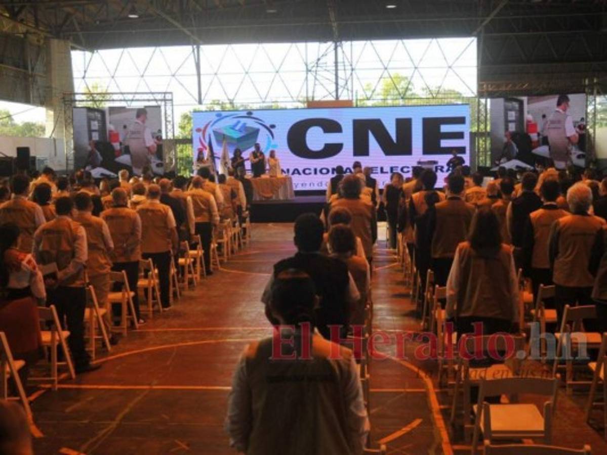 Con retraso de media hora, CNE dio el banderillazo inicial al proceso electoral (FOTOS)