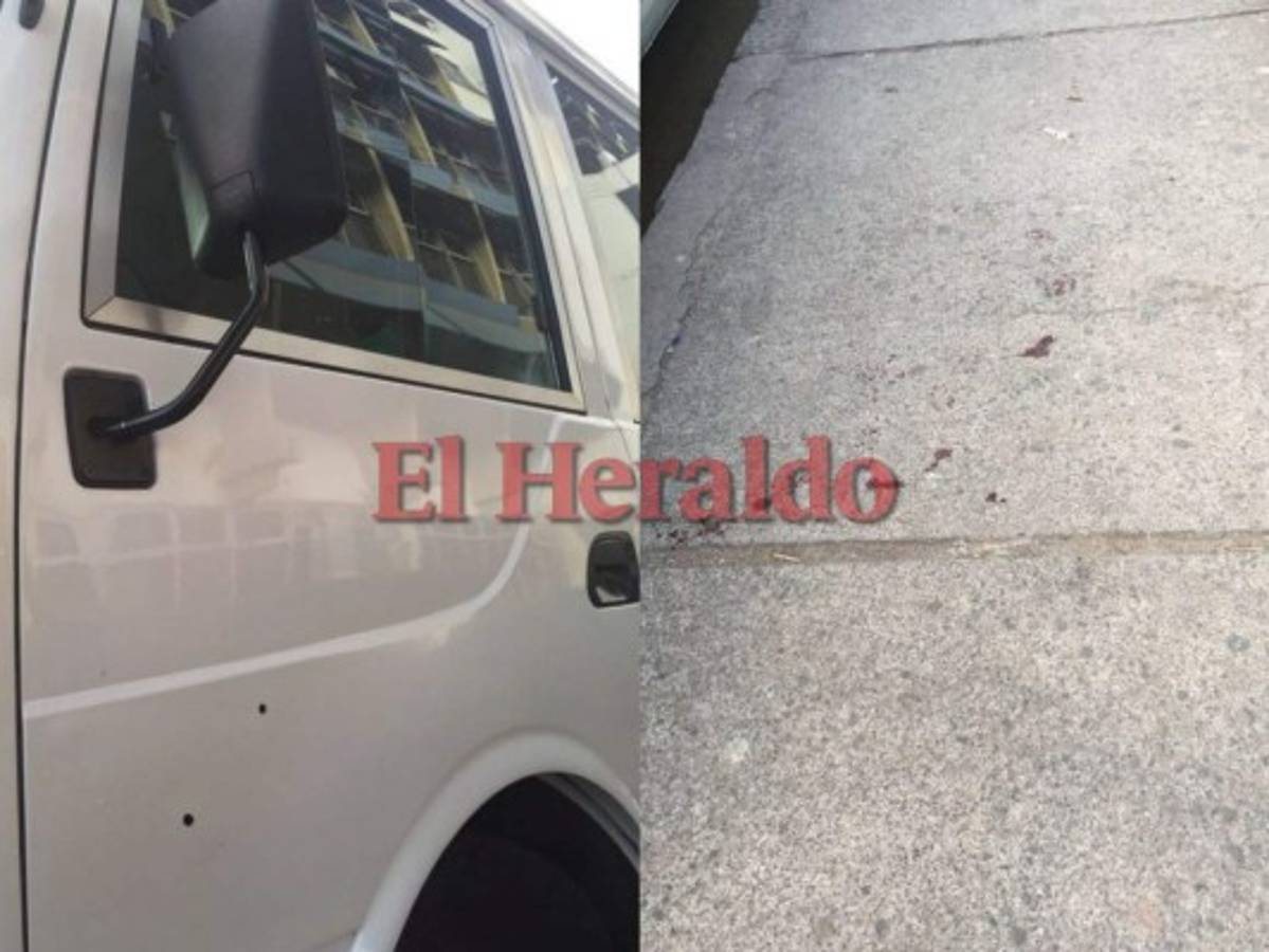 La acera quedó ensangrentada. En el bus rapidito se observan los impactos de bala. Foto Estalin Irías/EL HERALDO
