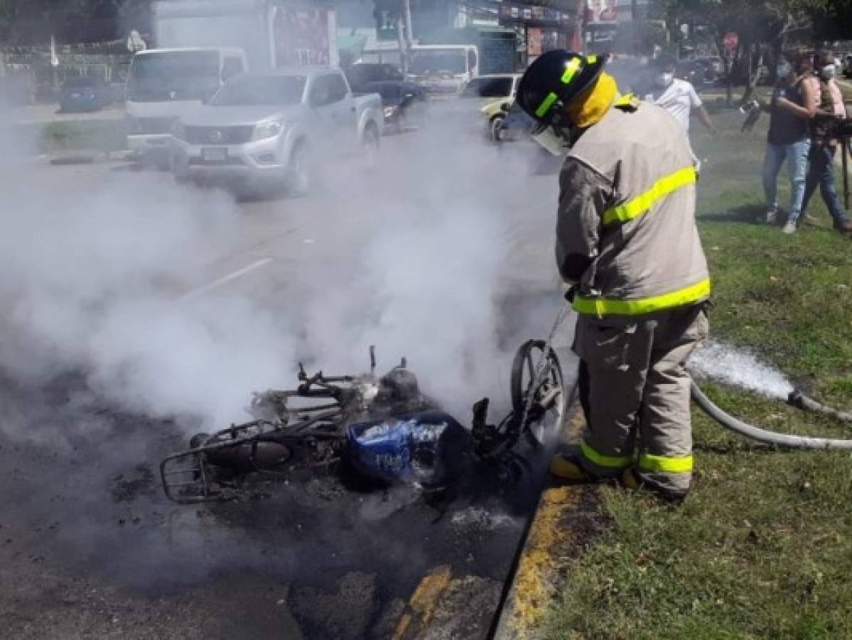 'No sé qué pasó, de repente explotó': dueño de motocicleta incendiada en SPS