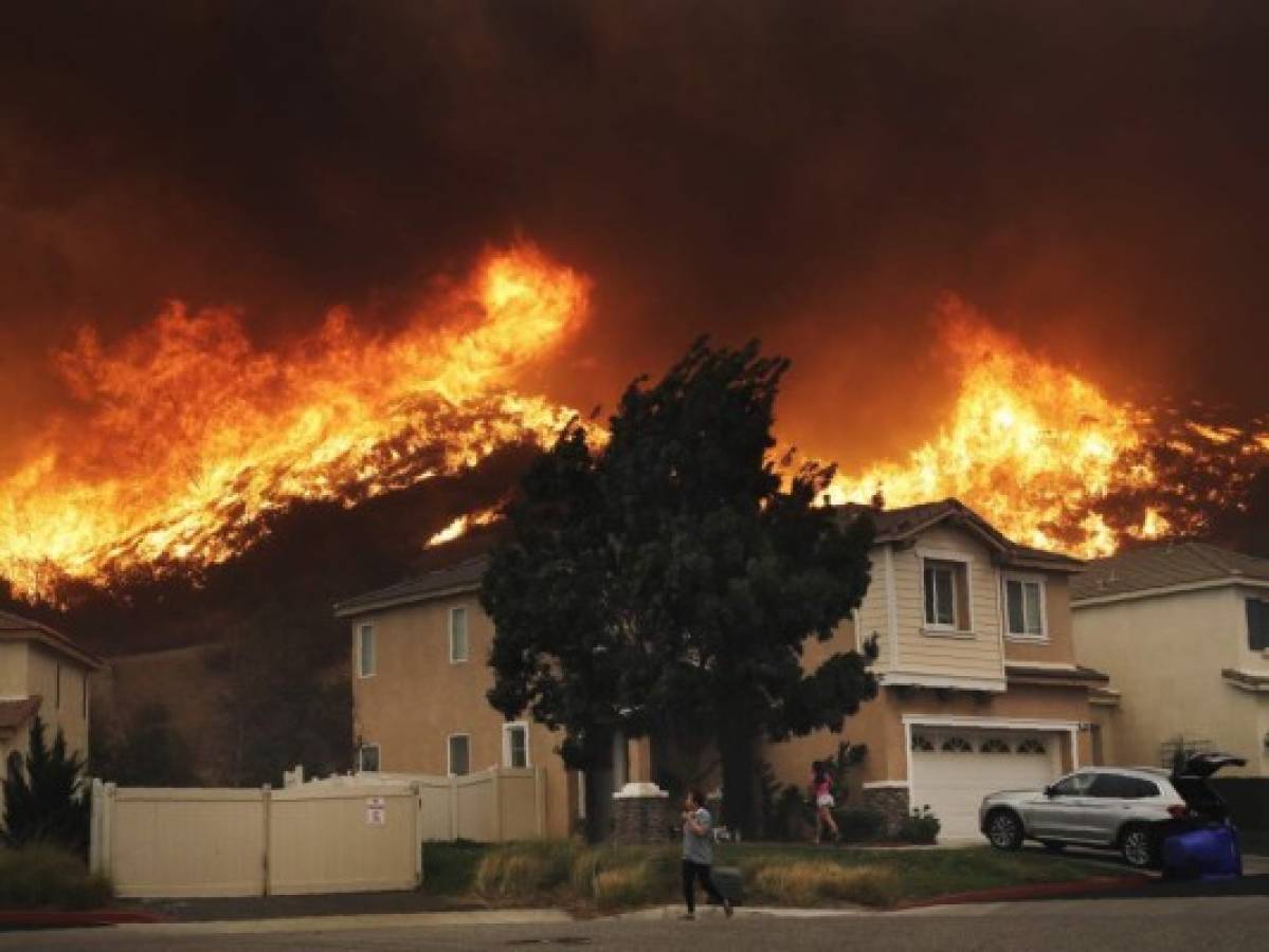 Residentes y famosos escapan de incendios en California