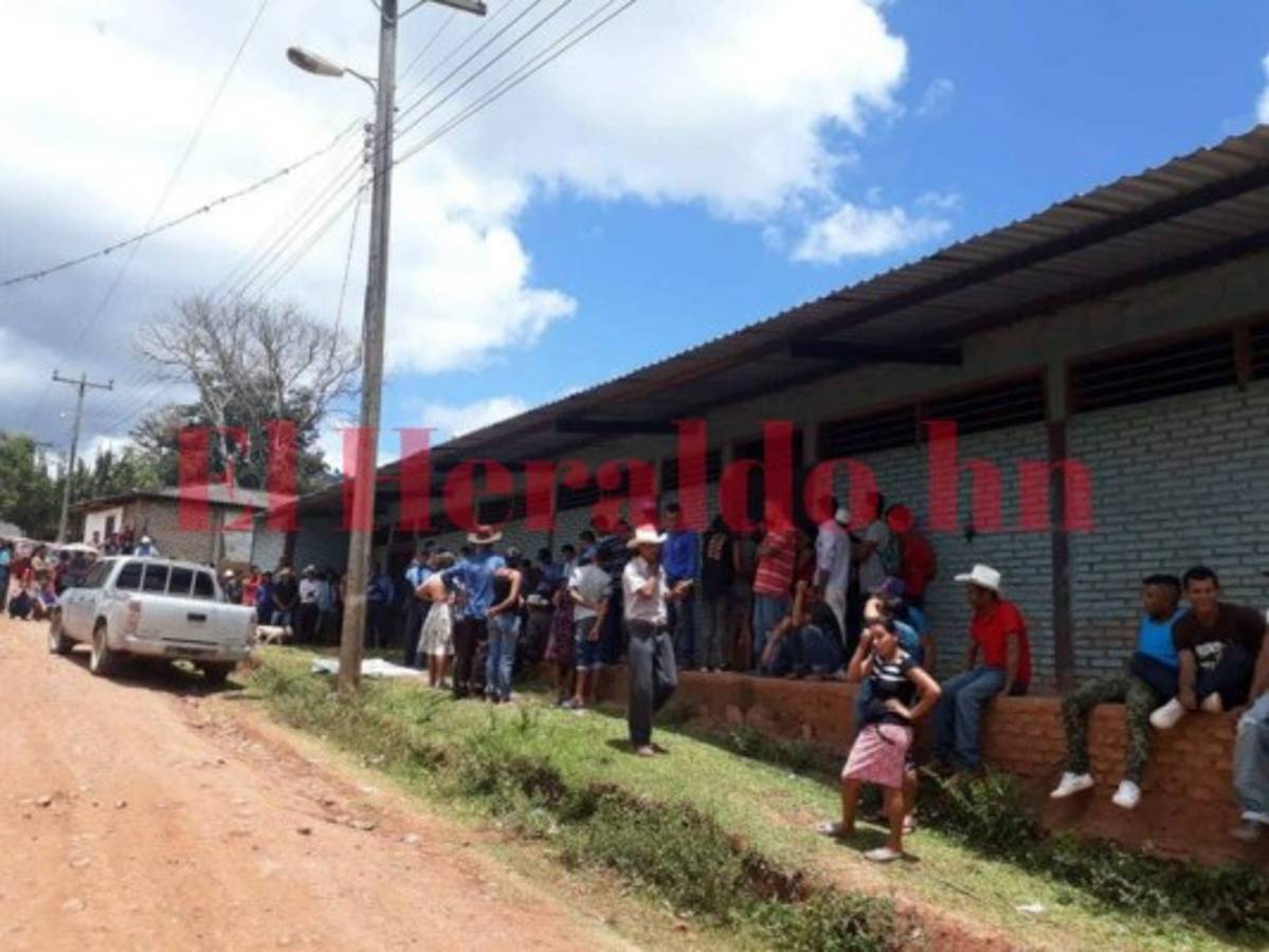 La víctima, que fue identificada como Santos Roman Arteaga (31), quedó tendida frente al centro comunal a pocos metros de la iglesia de la comunidad. Foto Estalin Irías / EL HERALDO