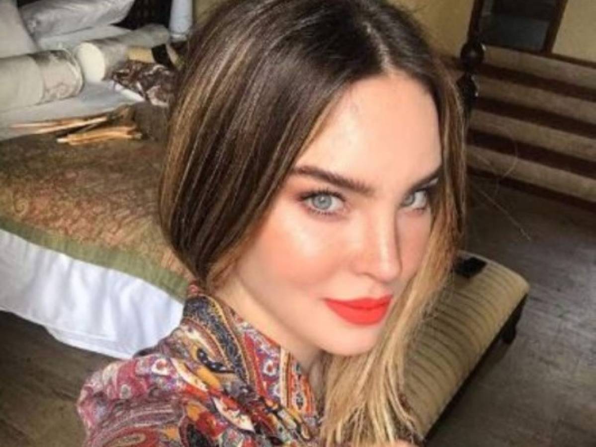 Belinda causa polémica por besar a famosa actriz argentina