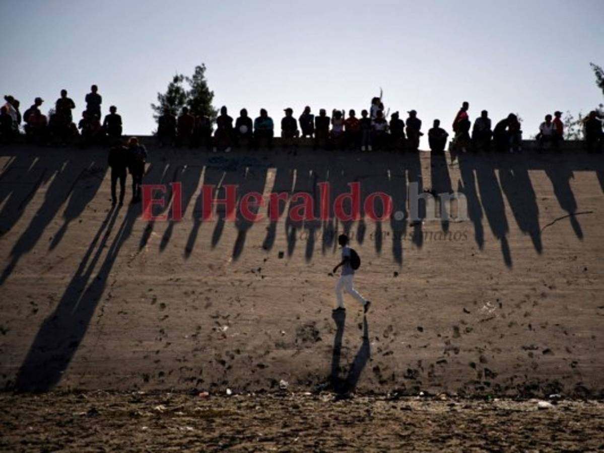 Patrulla fronteriza detiene a más de 700 migrantes en El Paso, Texas  
