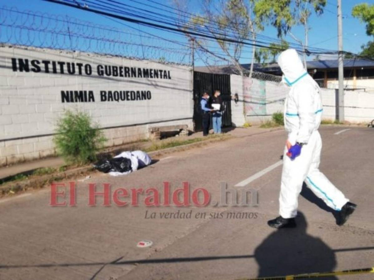 El cuerpo fue dejado a unos pasos de la entrada al centro de educación media Nimia Baquedano. Foto: Estalin Irías/ EL HERALDO