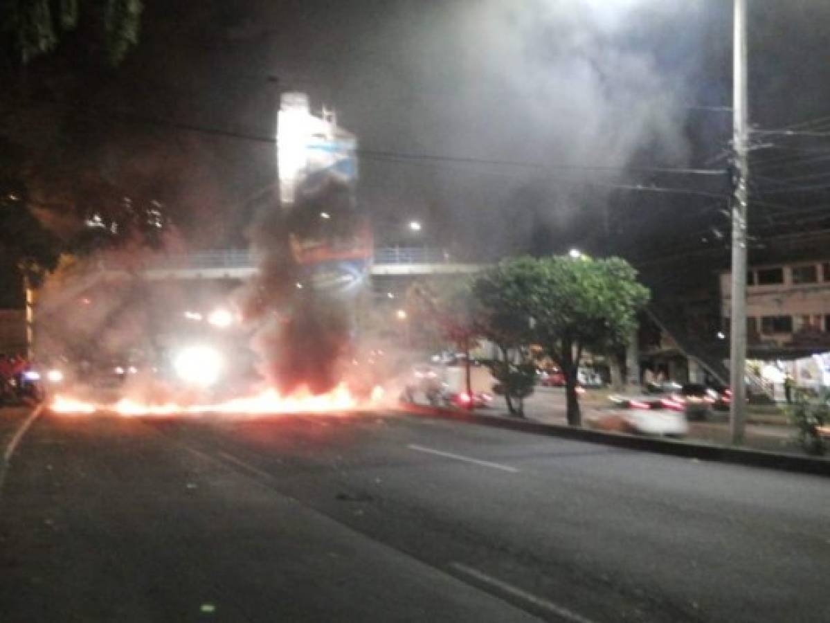 Honduras: Manifestantes se toman vía del anillo periférico, a la altura de El Hato de Enmedio
