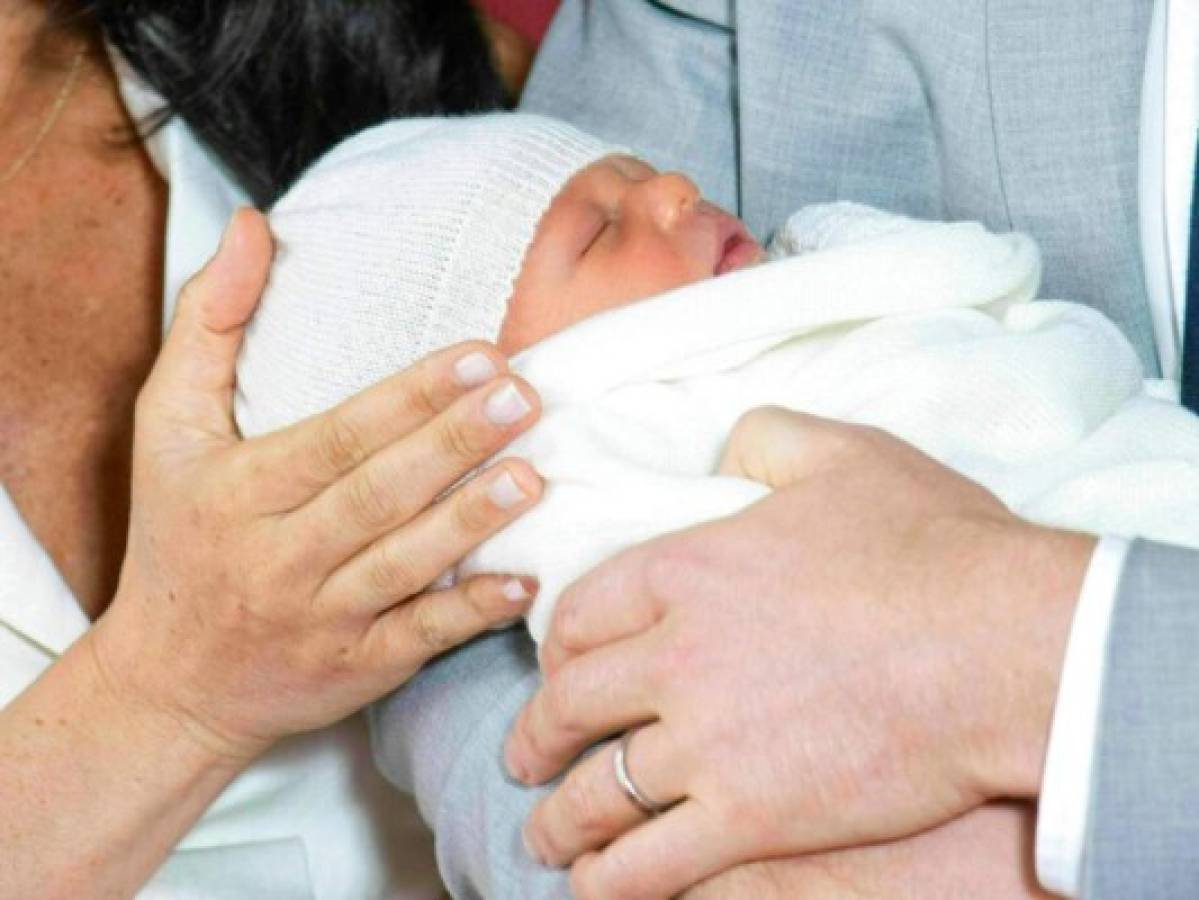 El príncipe Harry y su esposa Meghan Markle mostraron a su bebé por primera vez. FOTO: AFP
