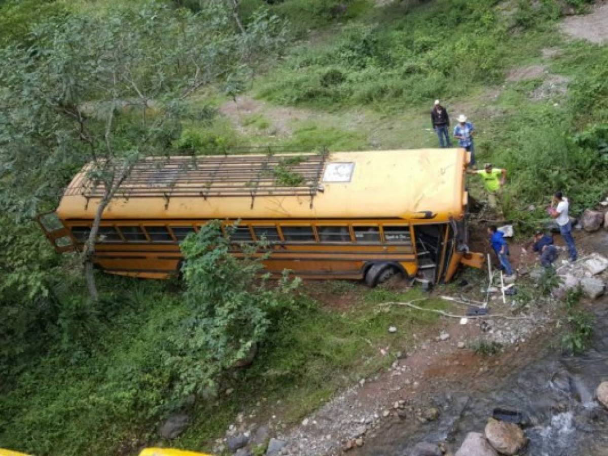 Honduras: Al menos dieciocho heridos tras volcamiento de autobús a hondonada