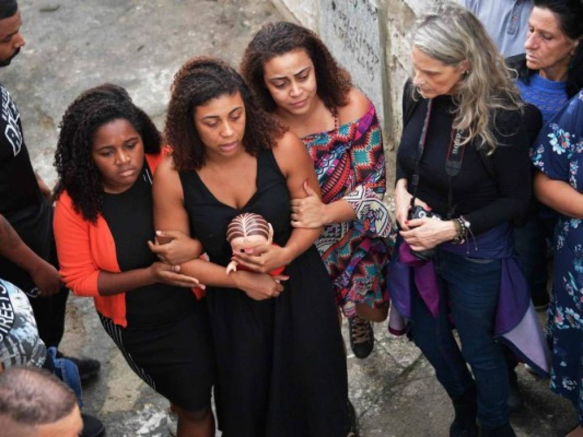 Relatives make their way to the funeral of eight-year-old Agatha Sales Felix, who was killed by a stray bullet during a police operation at the Alemao complex slum, in Rio de Janeiro, Brazil, on September 22, 2019. - Felix died during a confrontation between alleged drug traffickers and police officers on September 21. (Photo by CARL DE SOUZA / AFP)