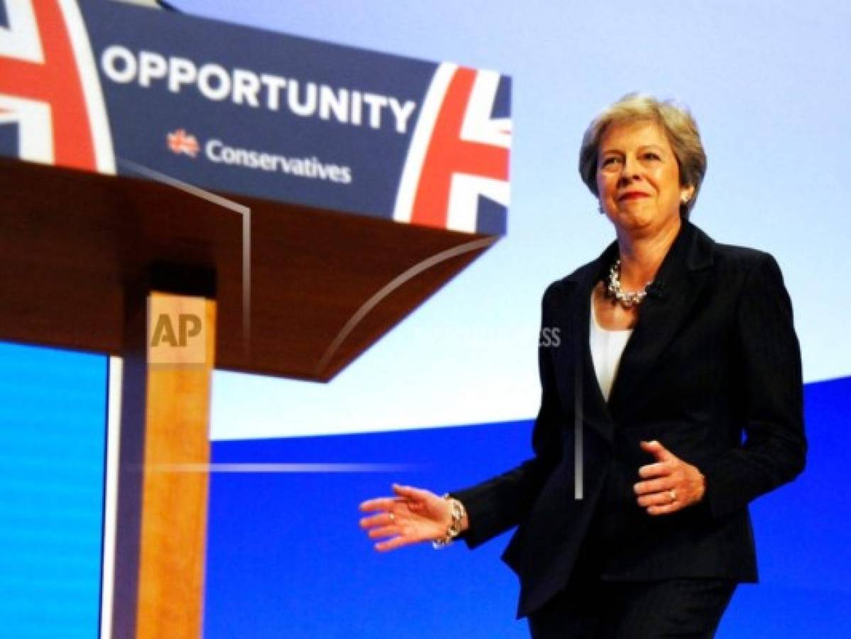 Ministra Theresa May se burla de su escaso talento para bailar  
