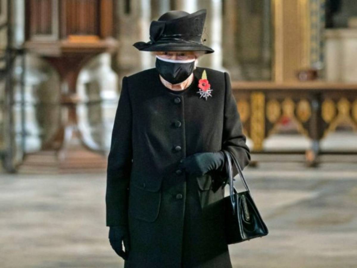 Por primera vez la reina Isabel usa mascarilla durante aparición pública