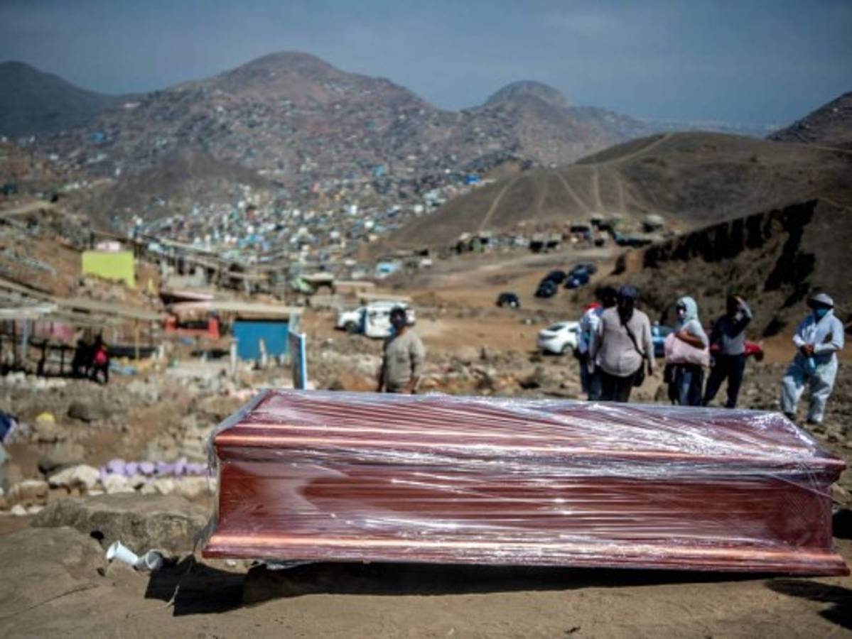 América Latina se hunde en la pandemia mientras el mundo ve la luz lentamente