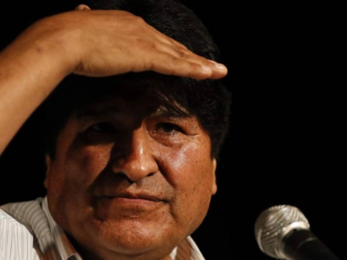 Los militares le retiraron su apoyo a Evo Morales y este renunció, fue exiliado en México y ahora está Argentina.