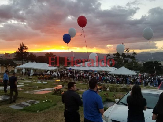 Los globos con los colores del Olimpia fueron lanzados al cielo en honor al eterno presidente del club.