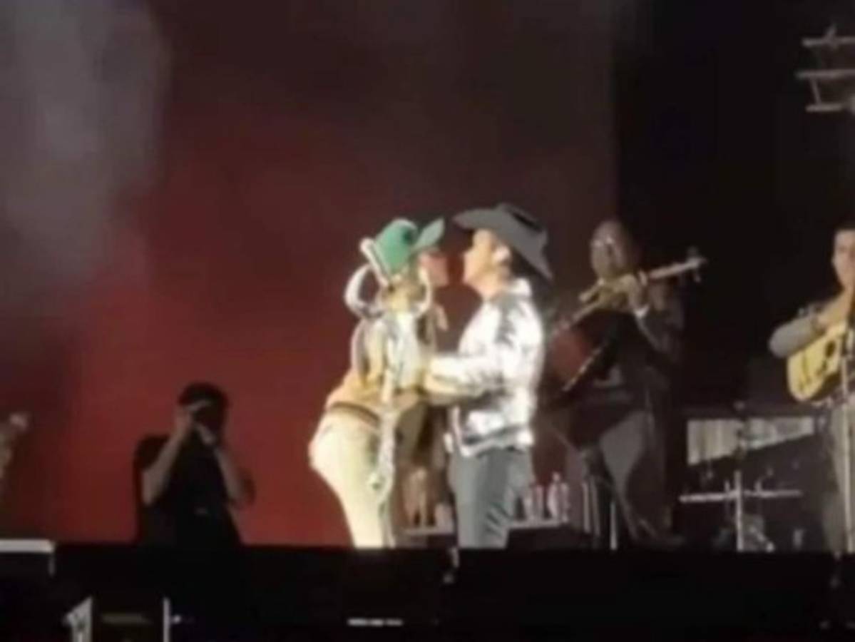 Belinda sorprende a Christian Nodal en concierto y así reaccionó el cantante