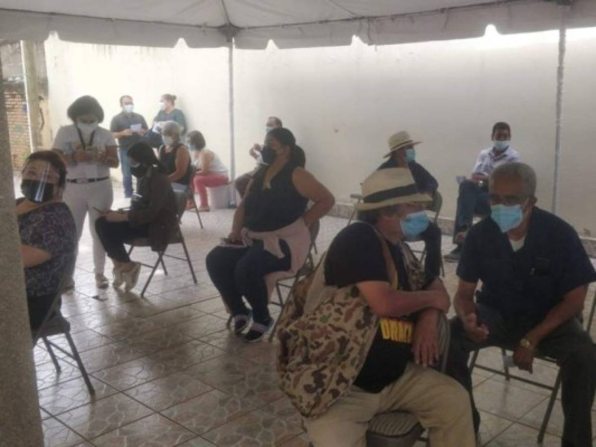 Tras ser vacunados, los periodistas debían permanecer en una sala de espera por alrededor de 15 minutos, para descartar cualquier reacción secundaria.