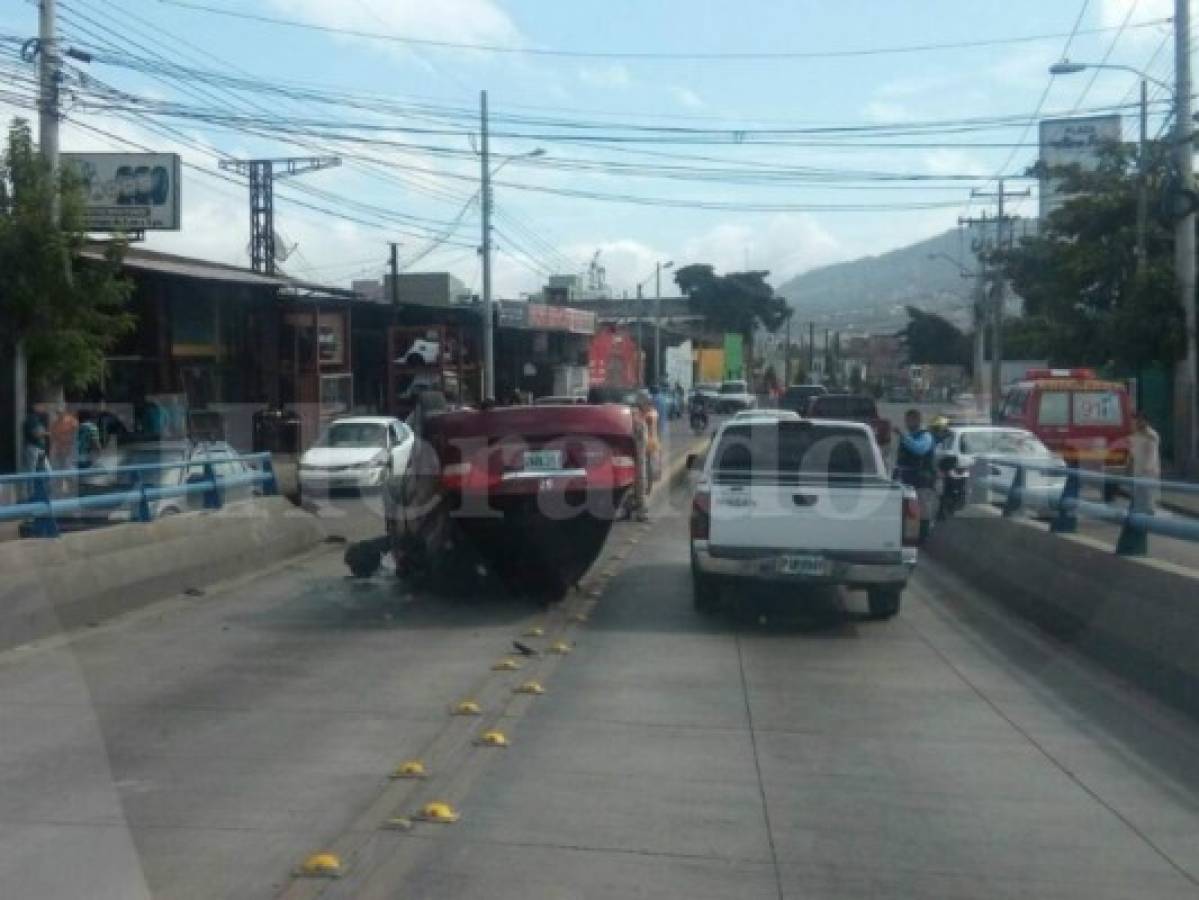 Tegucigalpa: Volcamiento de automóvil genera tráfico sobre el paso a desnivel de La Granja