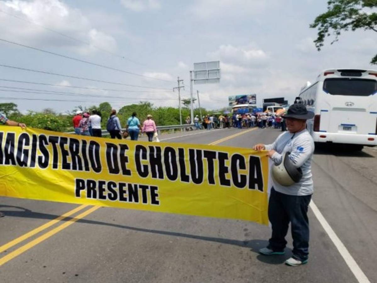 Maestros bloquean varias carreteras en la zona sur, centro y oriente de Honduras