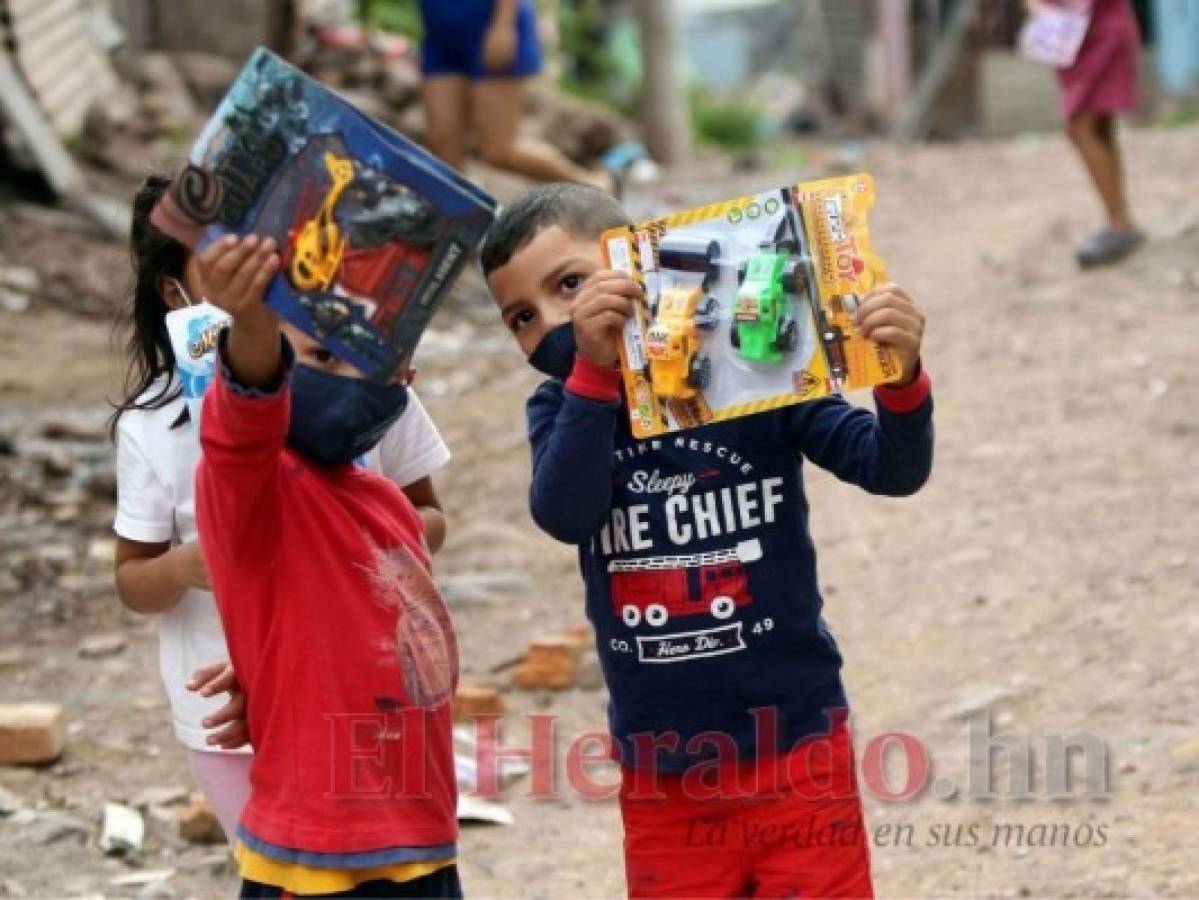 'Regale un juguete en Navidad' pinta sonrisas en barrio La Bolsa de la capital