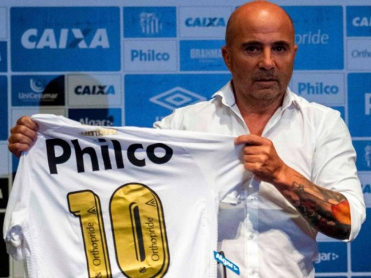 A Sampaoli le regalan una licuadora en su presentación con el Santos de Brasil