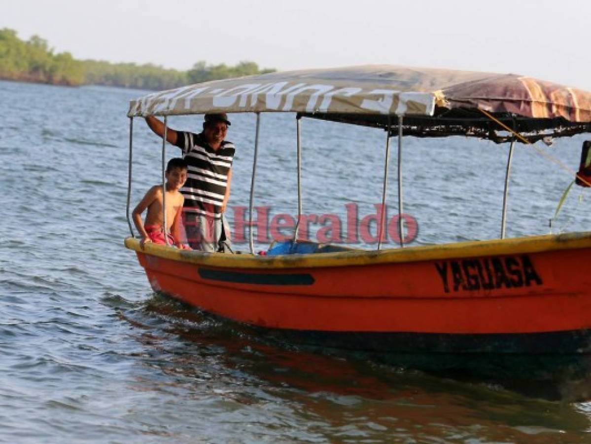 Michael pasa en la lancha que su padre utiliza para hacer viajes con los turistas que llegan a San Lorenzo, Valle.