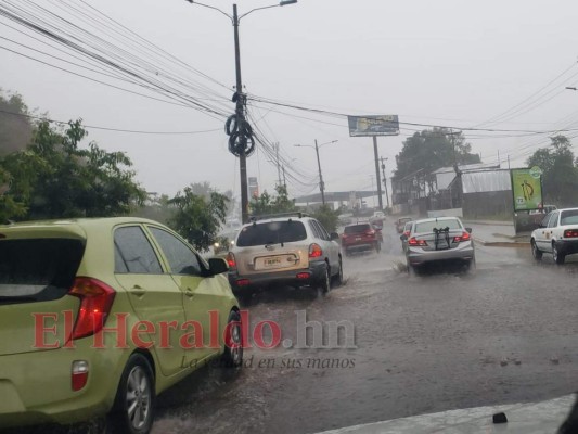 Fuerte lluvia azota la capital de Honduras la tarde de este lunes