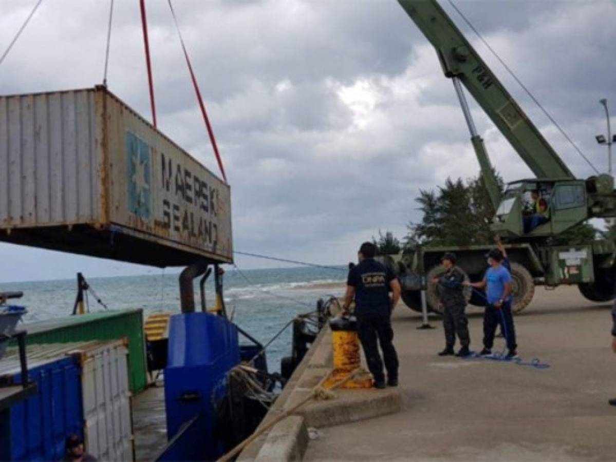 Los siete detenidos a bordo del Kabu Payaska fueron perfilados por la Policía.