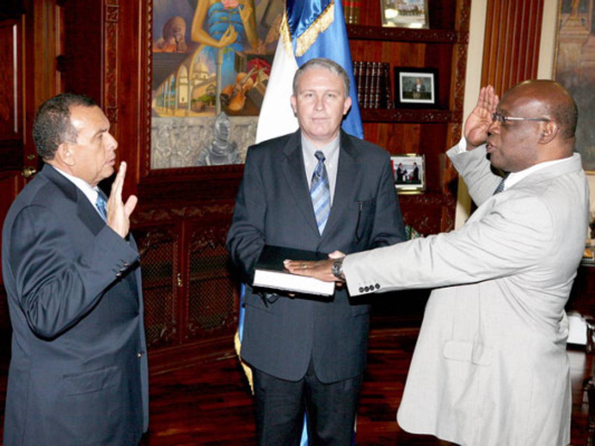 Presidente Porfirio Lobo juramenta a nuevo ministro de Cultura y a vicecanciller hondureño