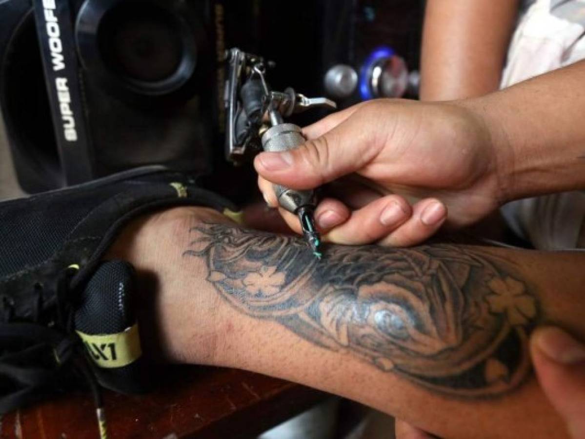 Equipo de rugby tiene un nuevo escudo y paga a sus hinchas el cambio de tatuaje