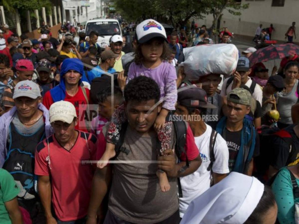 Migrantes hondureños siguen su marcha a pesar de las amenazas de Trump