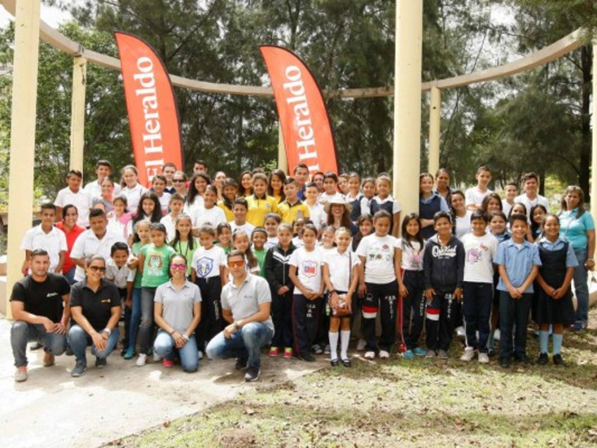 Los niños de corazón verde, ejecutivos de Equipos Industriales S.A. y El Heraldo en una foto grupal.Foto: Alejandro Amador / El Heraldo