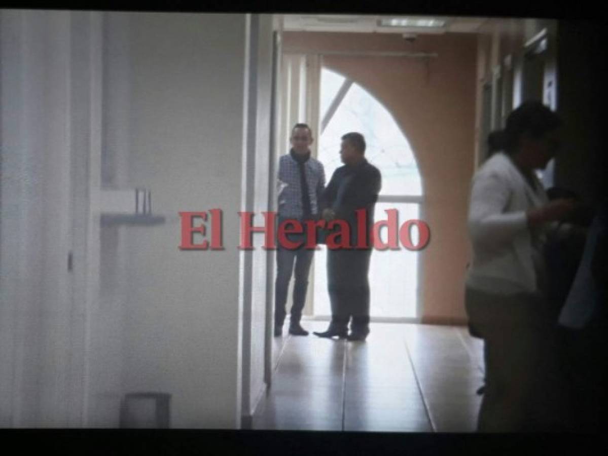 Carlos Alvarenga en los Juzgados de La Granja, tras recibir las medidas sustitutivas. (Foto: Marvin Salgado / EL HERALDO)