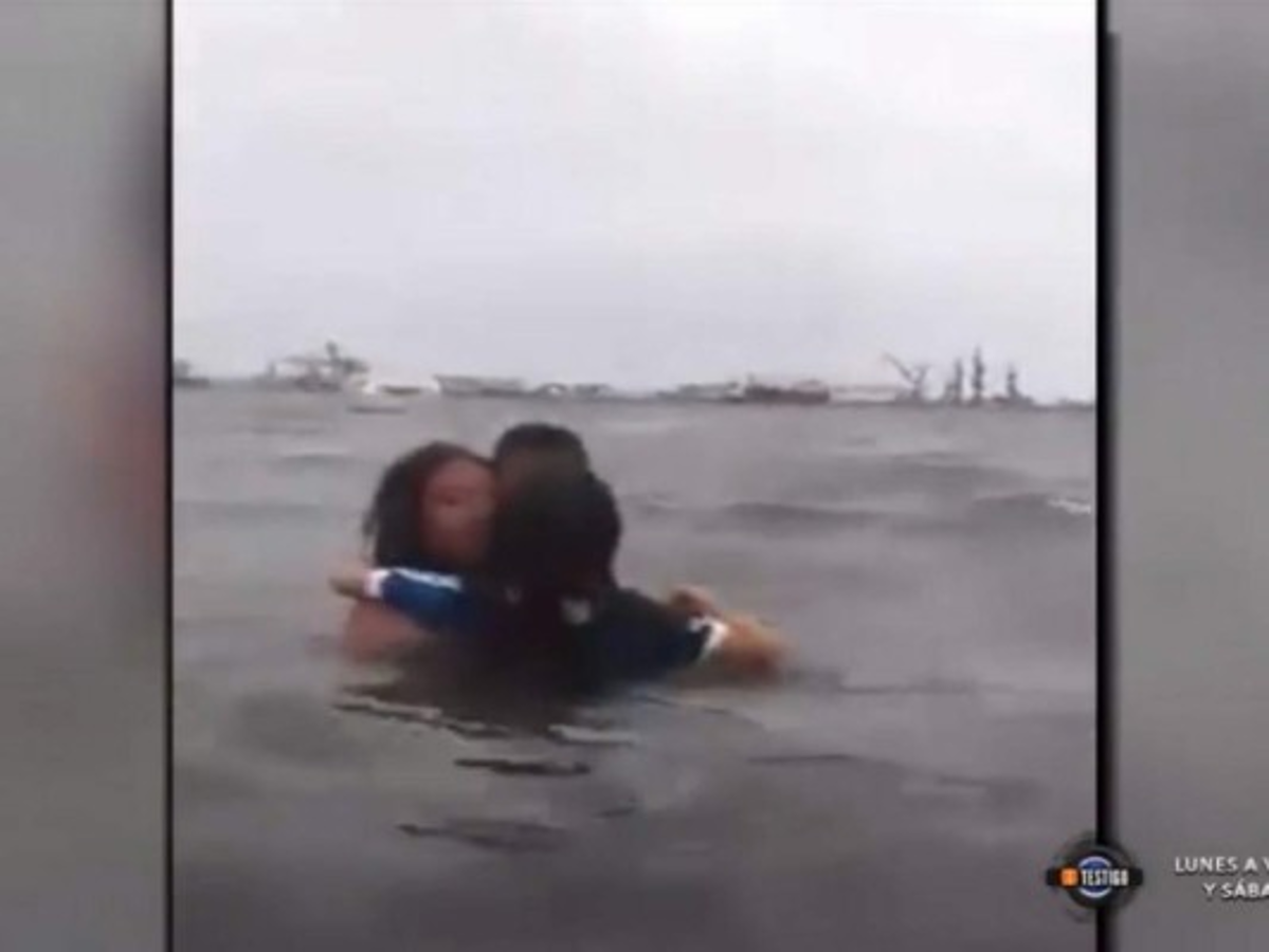 La mujer fue detenida cuando llevaba a sus pequeños hijos a la profundidad de la playa.