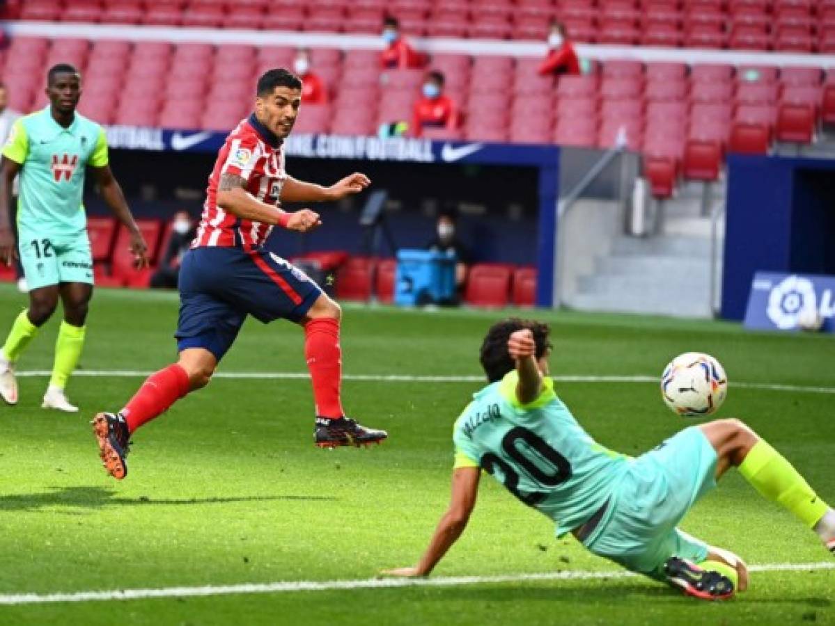 El Atlético aplasta 6-1 al Granada con doblete de Luis Suárez en su debut liguero