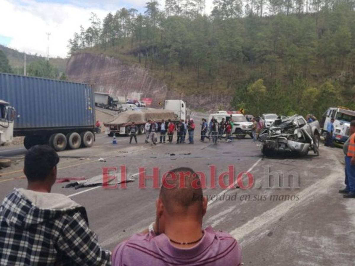 Las autoridades acordonaron la zona. Dos víctimas quedaron tendidas en el pavimento. Foto Estalin Irías| EL HERALDO
